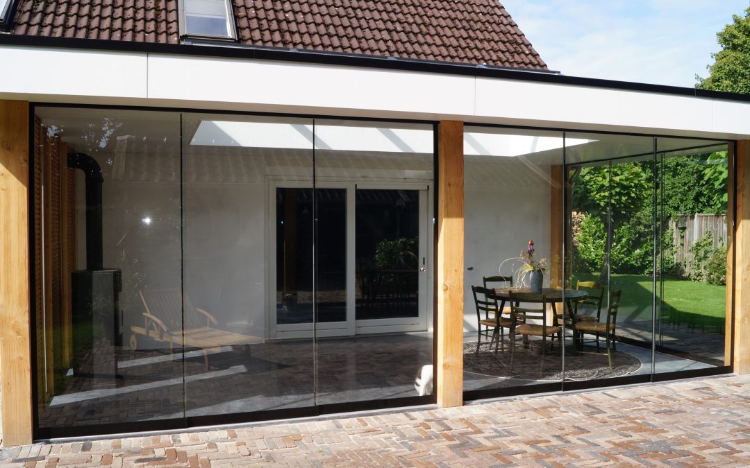 Tuinkamer met betonvloer in kleur